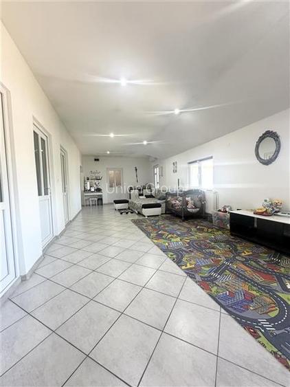 Casa cu Potential Multiplu, Pretabila Pentru Doua Familii sau Business, Chiar la - 18