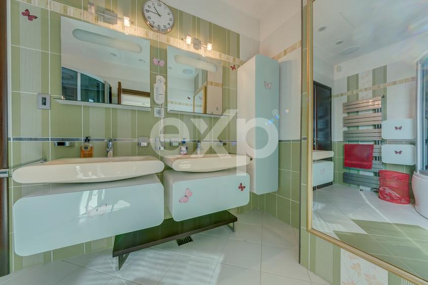 Penthouse 5 camere de vanzare -Nordului stradal + 800 mp teren in jurul blocului