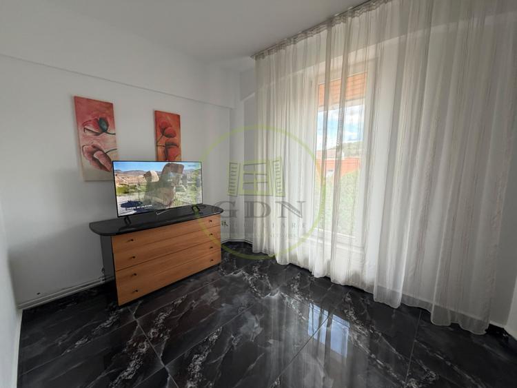 Apartament 4 camere de închiriat – Strada De Mijloc, Centrul Istoric