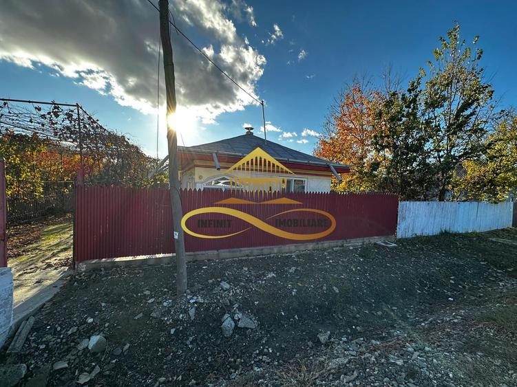 Casa batraneasca din caramida de vanzare si 4500 mp teren Negri Bacau