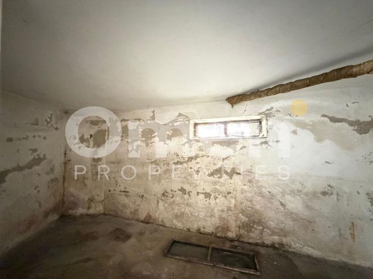 Casa de vanzare cu 446 mp teren si garaj, situata in zona centrala