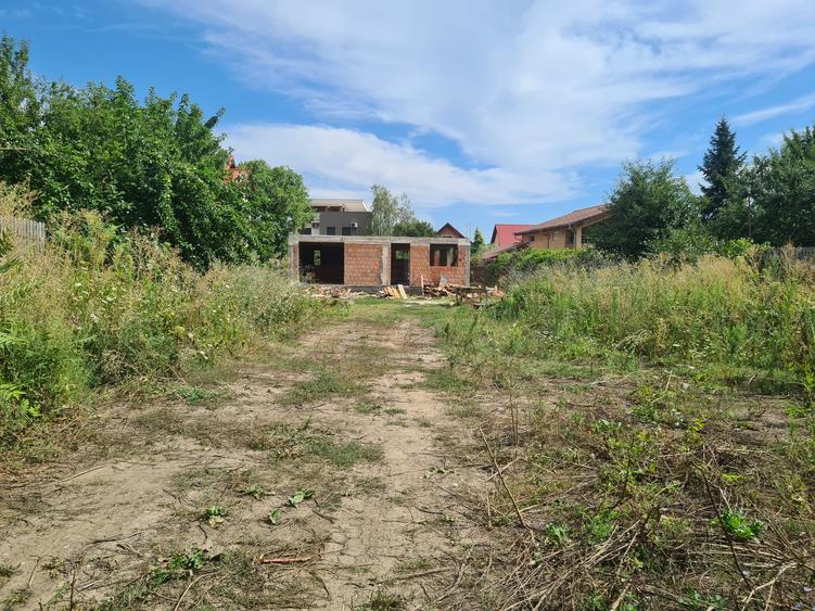 OMNIA-Proprietati alese! Teren mare, casa la rosu, excelent situat.