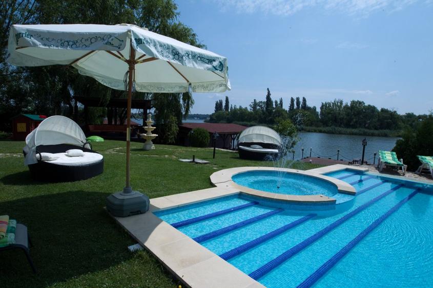 Viață la Superlativ – Vilă Spațioasă cu Piscină, Jacuzzi și Teren de Baschet