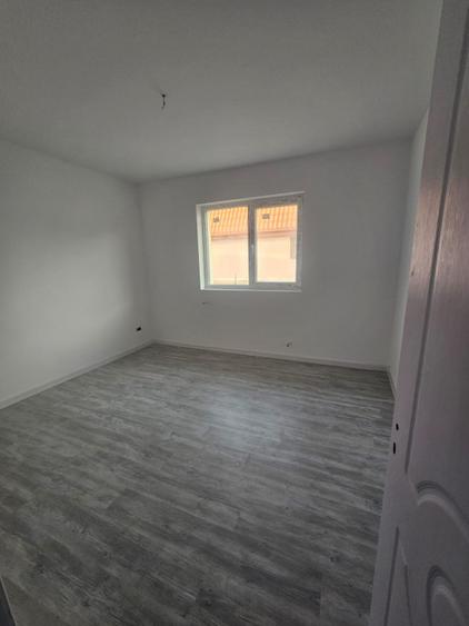 Vanzare Casa mijloc de triplex/3 camere id nr 50