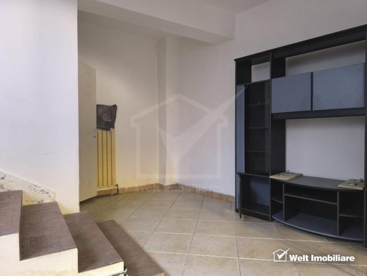 Casa cu CF spatiu comercial, curte comuna, Gruia