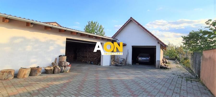 Casa pentru 2 familii, 7 Camere, 2 Garaje, 1500MP Teren