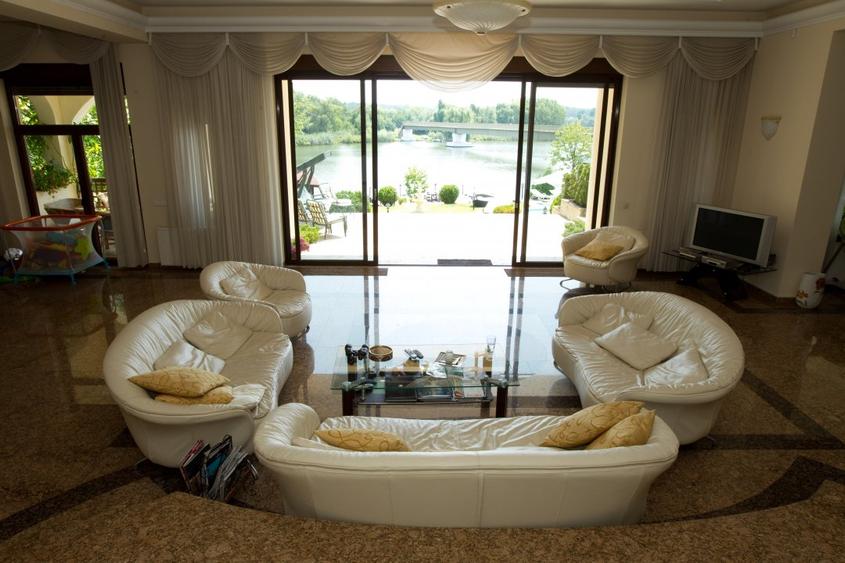 Viață la Superlativ – Vilă Spațioasă cu Piscină, Jacuzzi și Teren de Baschet