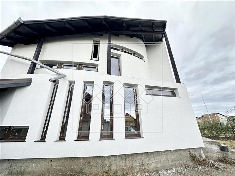 Casa individuala, compartimentare frumoasa, pivnita, semifinisata