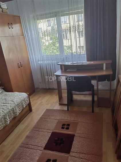 Etaj intermediar, 4 camere decomandat, bloc din 1980 zona Dacia - 6