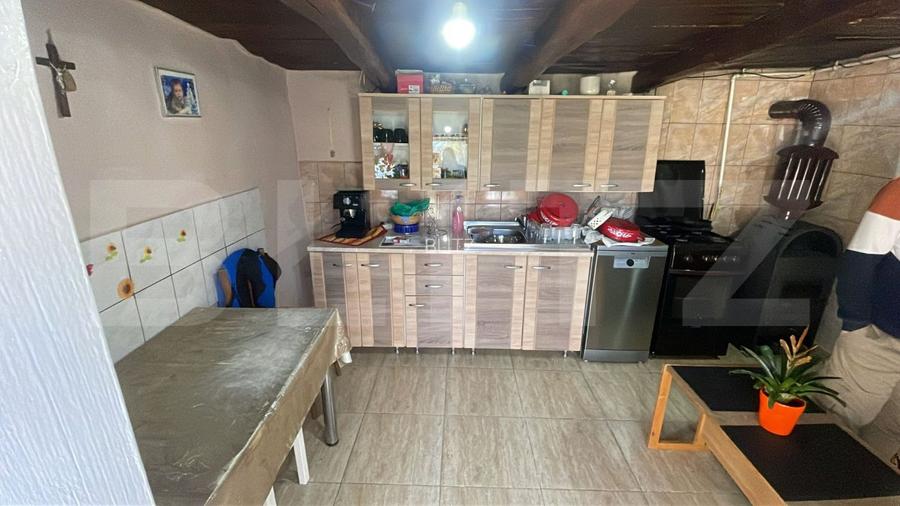 Casa cu 3 camere, 90 mp, 2 anexe gospodaresti si teren de 3000 mp, zona Crucisor - 7