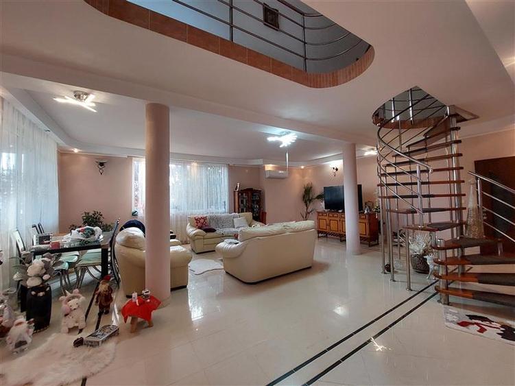 Casa mare pentru 2 familii sau pentru afacere