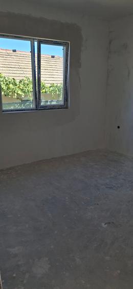 Vindem casa in Lumina