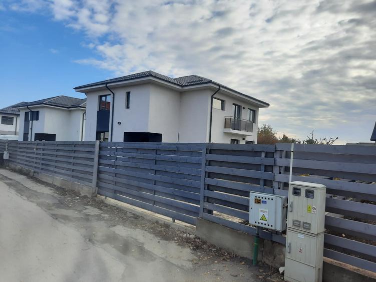 Vila cu 5 camere,3 bai,curte 500 mp