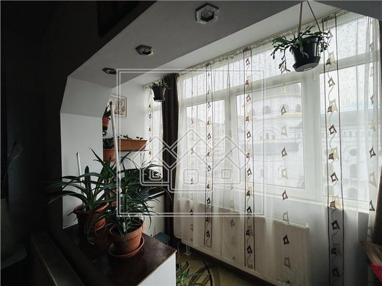 Ap decomandat, cu 2 camere, balcon, etaj 4/8 - M. Viteazu