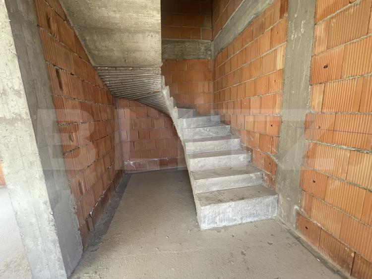 Apartament cu 3 camere, dispus pe două niveluri, cu gradina