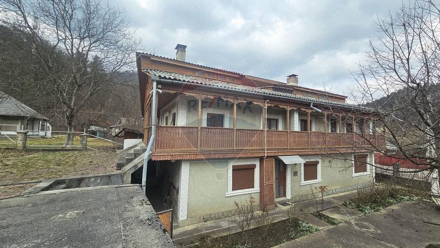 Casă solidă din cărămidă, mobilată, garaj, teren generos – Tarcău