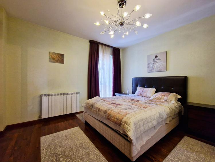 De închiriat Apartament de 3 Camere, Vedere la Mare, în Centru, 180mp utili.