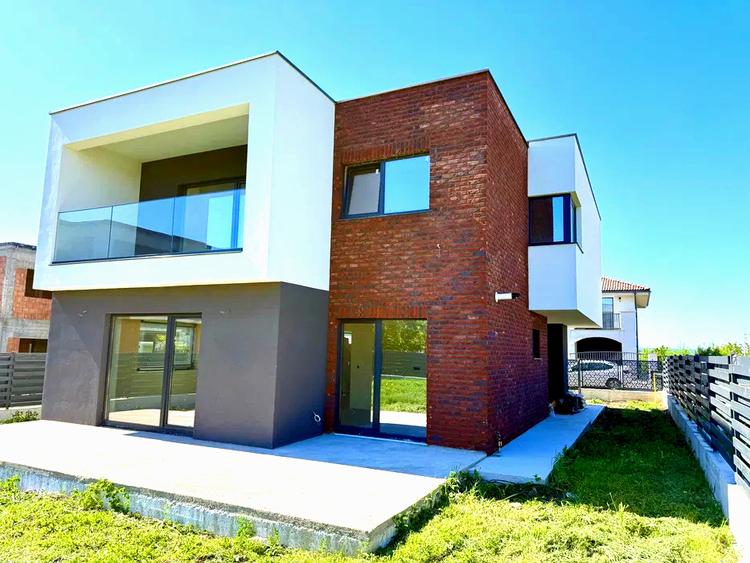 Casă deosebită cu arhitectură modernă, Dezmir