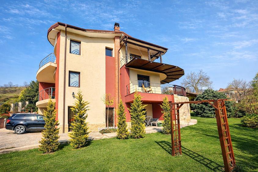 Vilă elegantă, 7 camere, cu sală de fitness și saună — Bucium, Iași