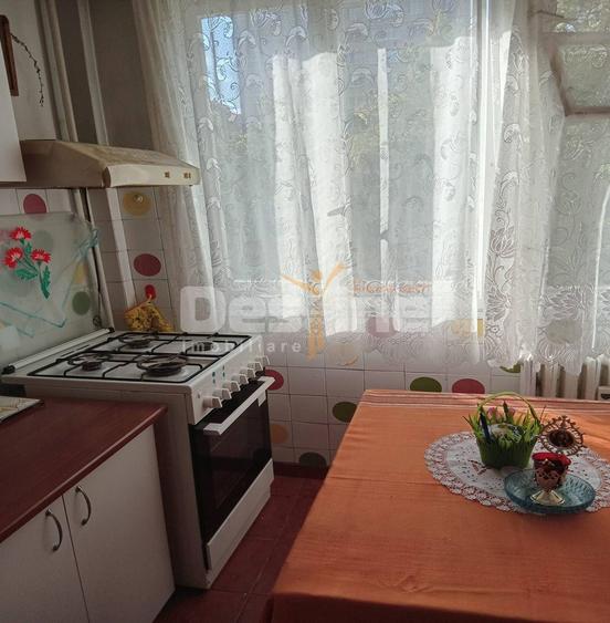 APARTAMENT 3 CAMERE DECOMANDAT SEMIDECOMANDAT
