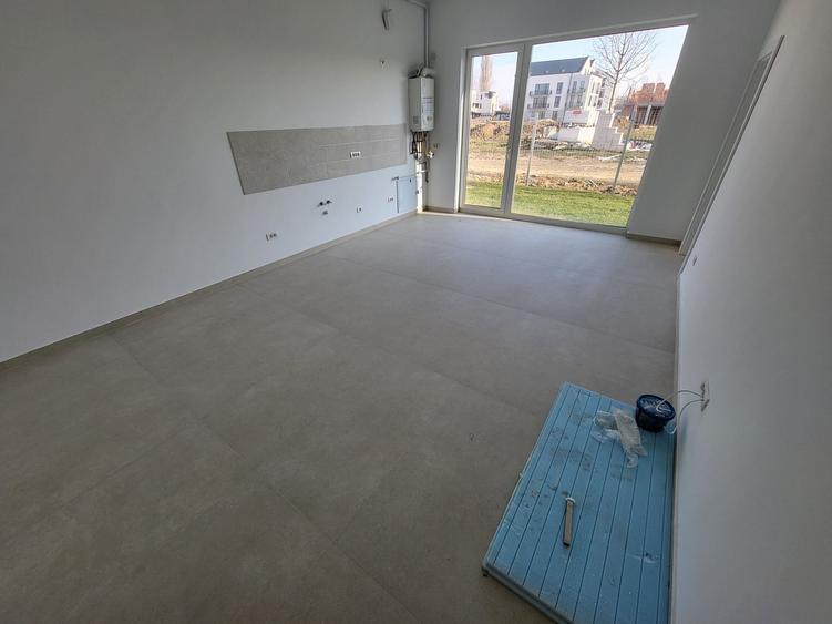 COMISION%. BLOC NOU in ORAS. Gradina proprie