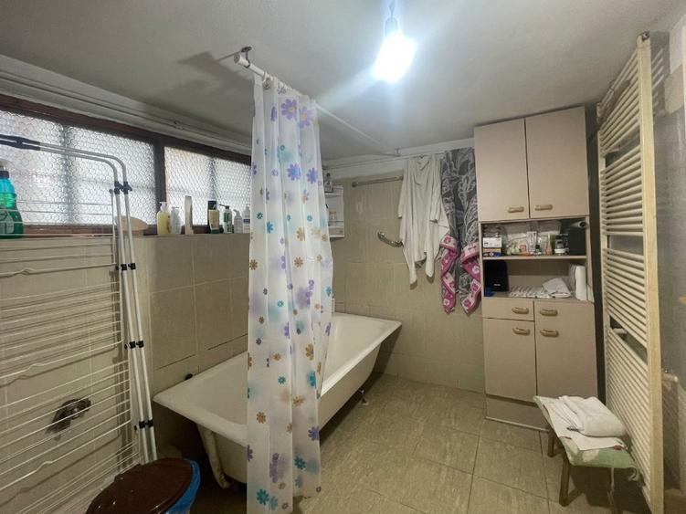 Casa de vanzare curte propie cu garaj si loc parcare in fata casei
