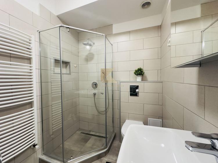 Garsonieră decomandată, complet renovată, etaj 1, zona Judetean