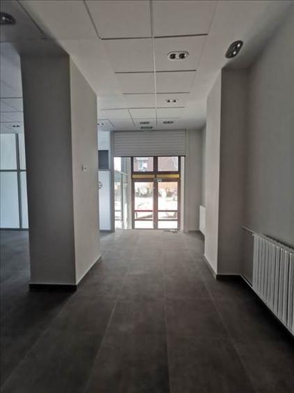 Sp comercial central (parter stradal, renovat) plus demisol iluminat natural