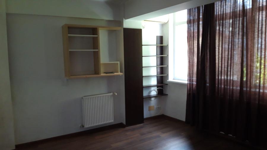 De inchiriat 2 camere , 1/4 ,Stefan cel Mare ( Circ ), nemobilat, 450 E/luna.