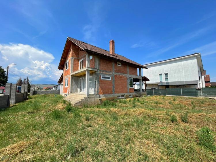 Casă individuală | 250 mp utili | 600 mp teren | Finisată la gri
