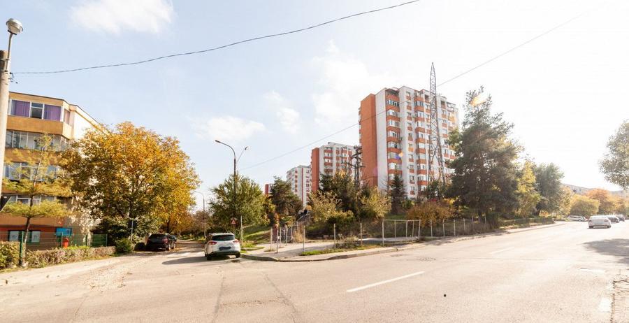 Teren stradal pe colț - Ideal afacere - front stradal mare