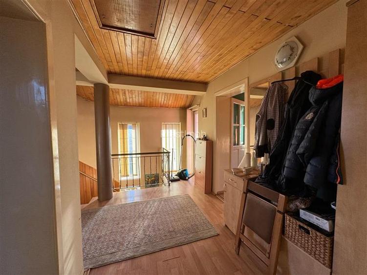 Casa independenta , vintage de vanzare , 300 mp cu teren de 1493 mp Sancrariul d - 12