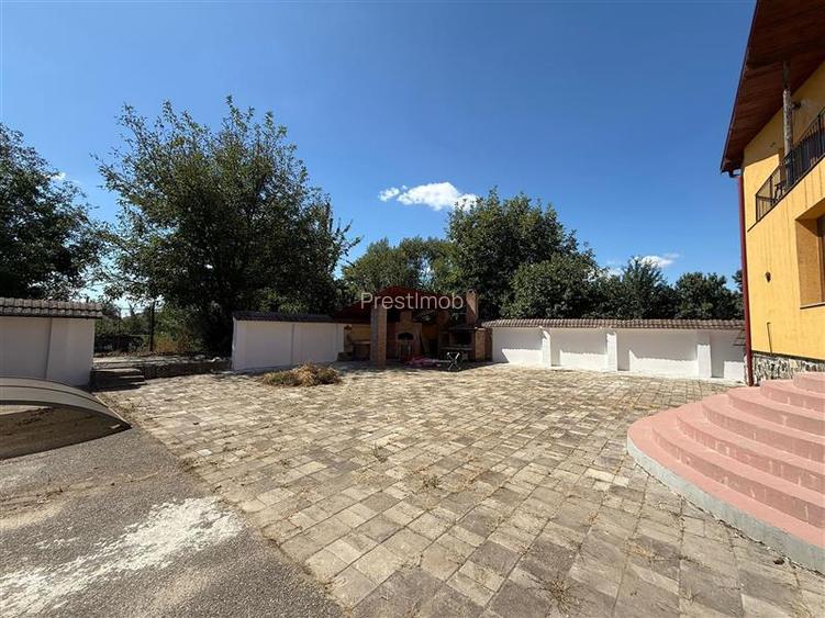 De inchiriat spatiu birouri, 10 birouri , 4 bai, garaj, 4 bai si teren 10 arii,S - 9