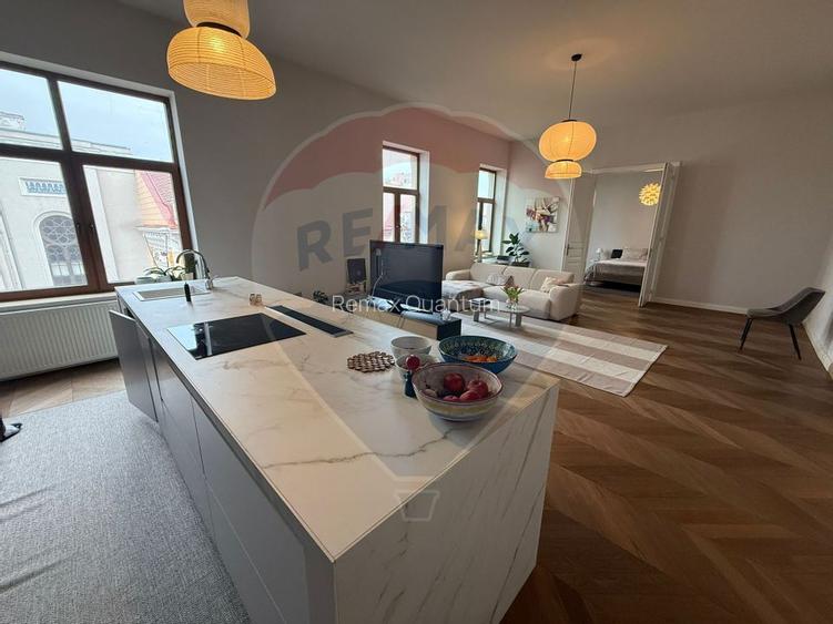De închiriat Apartament superb în palat istoric – ultracentral, Oradea - 2