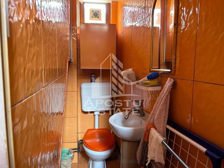 Casa la curte comuna cu doar 5 locatari, in Piata Maria.