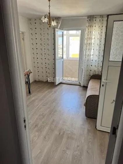 Apartament cu 3 camere, zona Podu Ros - 2