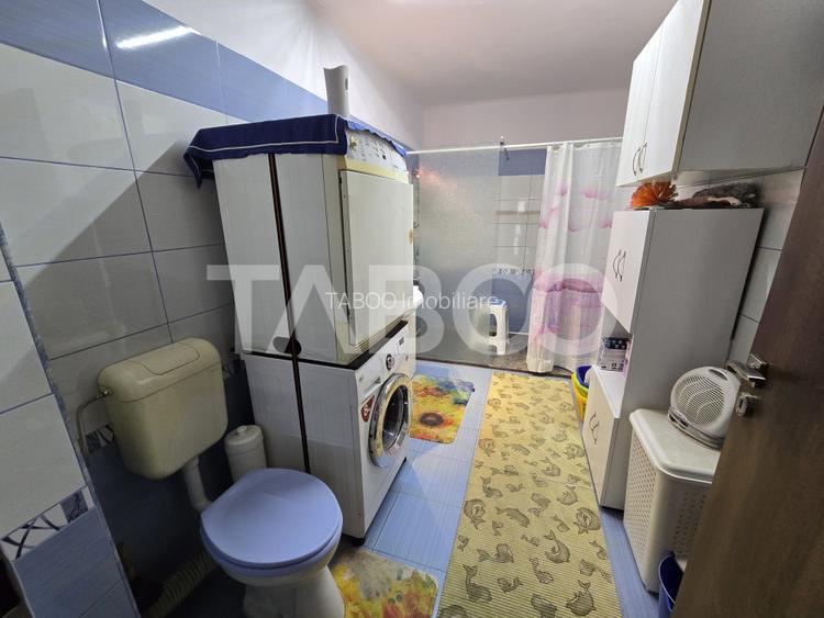 Casa de vanzare cu 6 camere 2 parcari curte libera 200 mp in Selimbar - 9