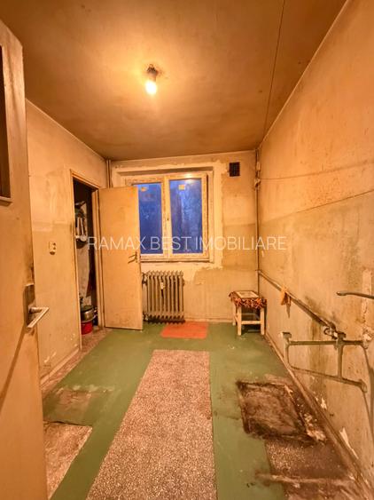 Titan, la 5 minute metrou Costin Georgian, pe intrarea Muncii, bloc 1977 - 6