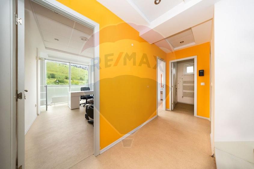 Cladire comerciala P+2E cu vizibilitate excelenta in Sanpetru