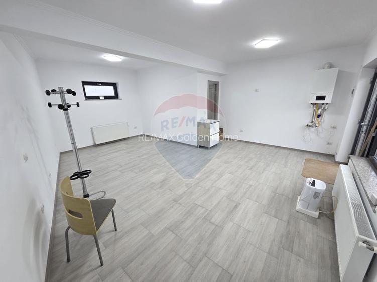 Spațiu comercial cu locuri de parcare. - 2