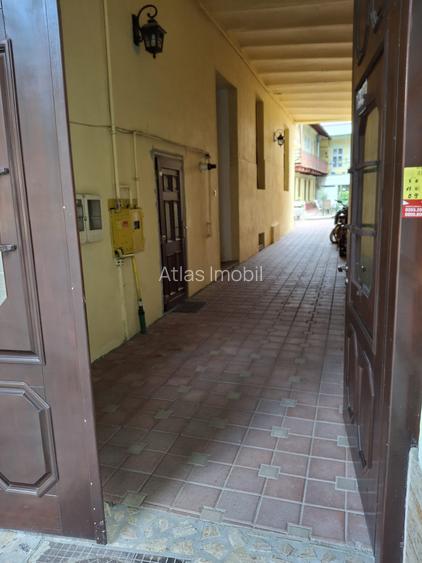 Cladire mixta cu spatii la parter si numeroase incaperi -central - 31