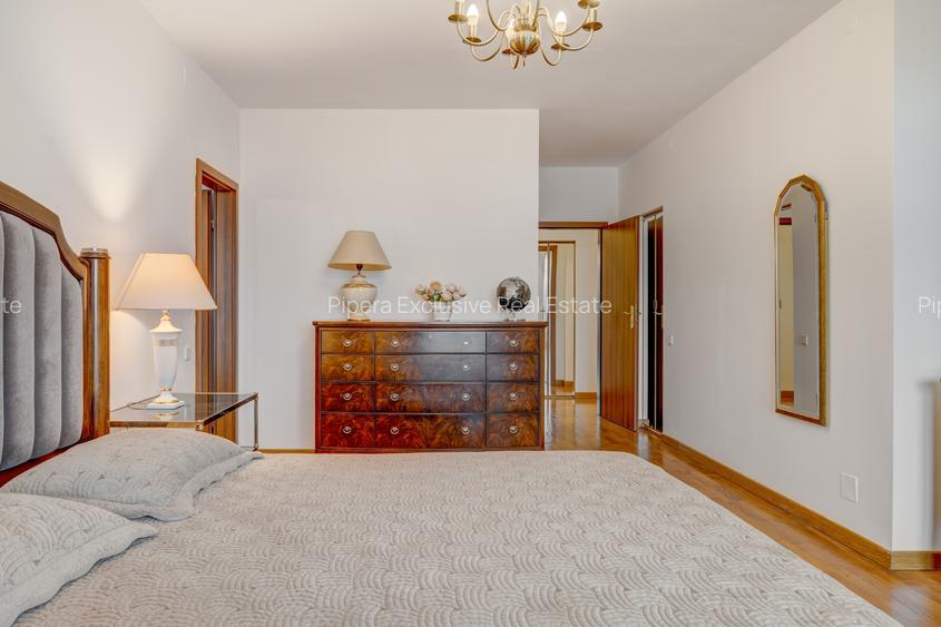 5 camere decomandat. 242,7 mp utili. 300,5 mp total. living 92 mp. terasă 41mp - 13