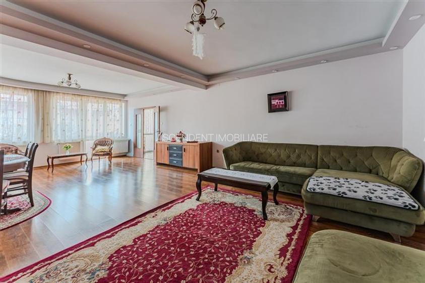 Vila solida Tractorul Coresi, spatii ample, teren 700 mp, garaj 4 masini - 38