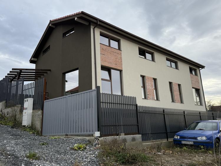 EXCLUSIVITATE !! COM 0% !! De vânzare duplex 4 cam 160 mpu D+P+E str Oasului