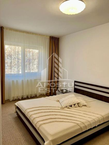 Apartament cu 3 camere, semidecomandat,centrala proprie,zona Girocului