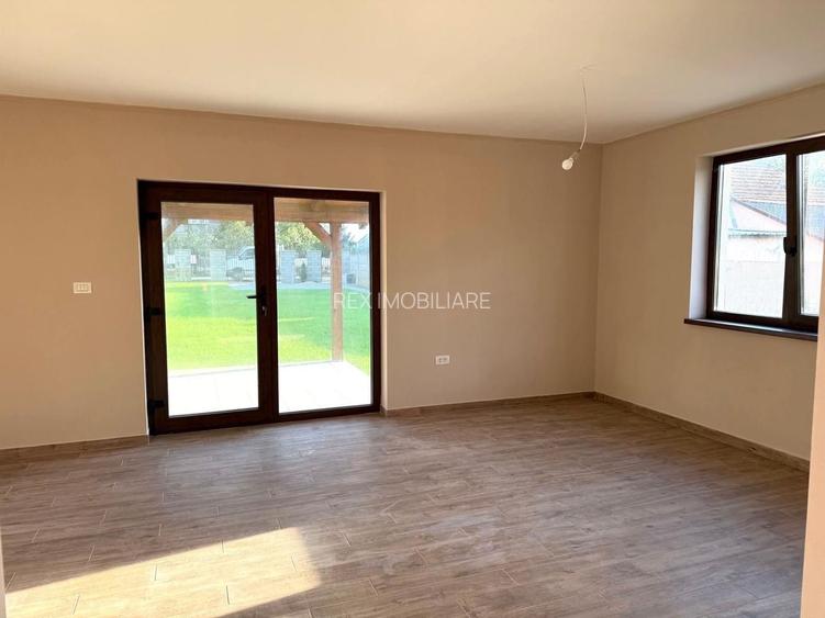 Duplex la asfalt - 4 camere - teren 532mp  Utvin - 3