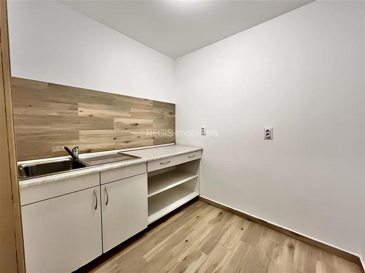 Etaje Renovate in Centrul Civic pentru Birouri de Inchiriat - 13