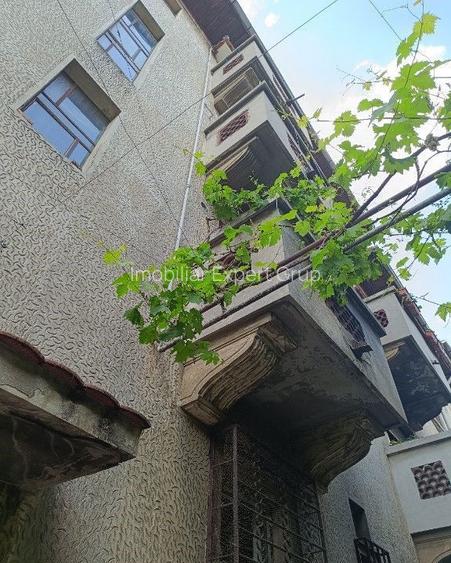 Dacia-Toamnei singur in curte - 2