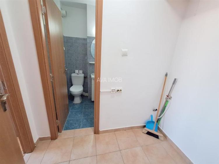 Apartament 2 semidecomandate, zona Milcov - 13
