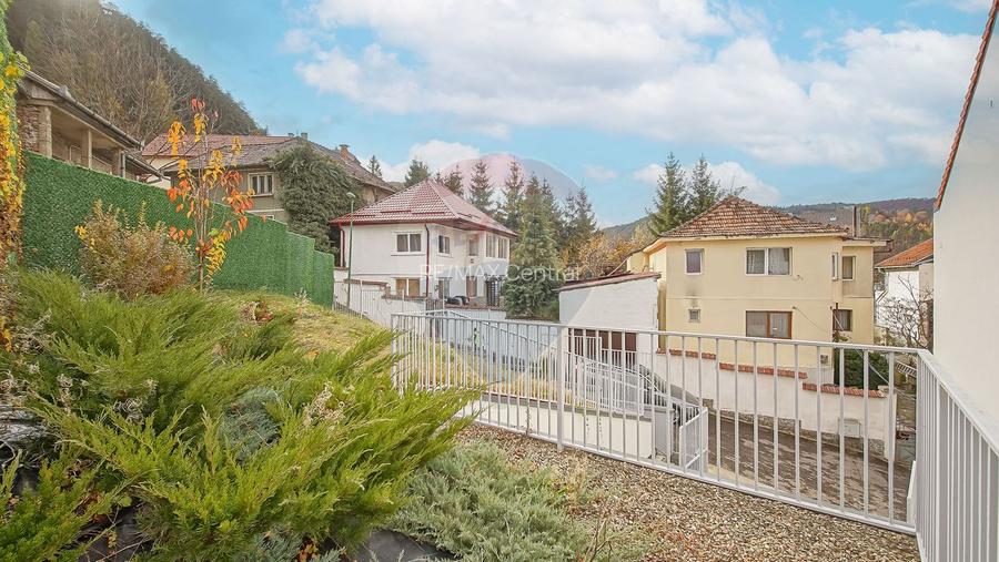 La poalele Tâmpei — vilă contemporană în Schei - 32